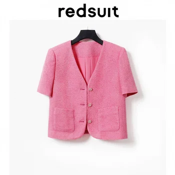 Представлена молодежная и элегантная тонкая куртка с короткими рукавами и небольшой ароматный тонкий топ грейпфрутово-розового цвета с V-образным вырезом для